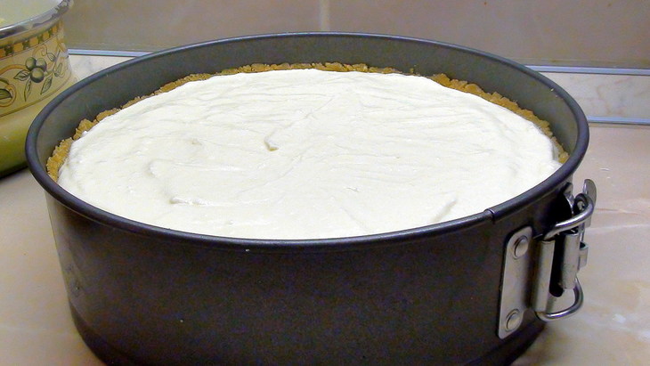 Пирог творожный с белым шоколадом и сметаной заливкой.: шаг 7