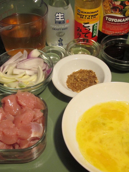 Oyakodon 親子丼 яичница с курицей в кипящем соусе дамбури.: шаг 1