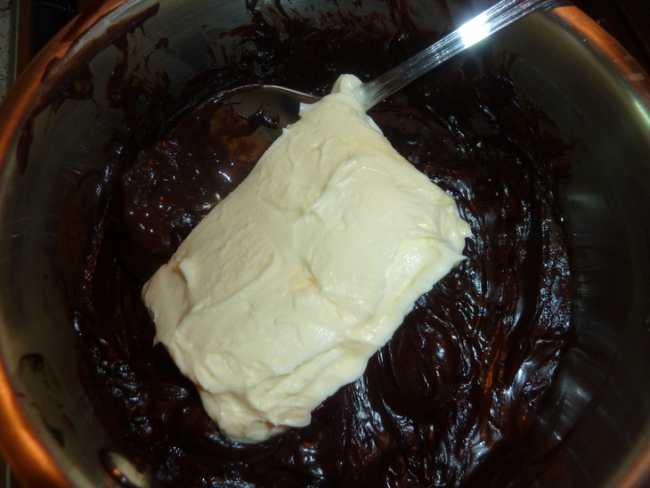 Торт "воздушный" с шоколадной прослойкой и клубничным суфле: шаг 8