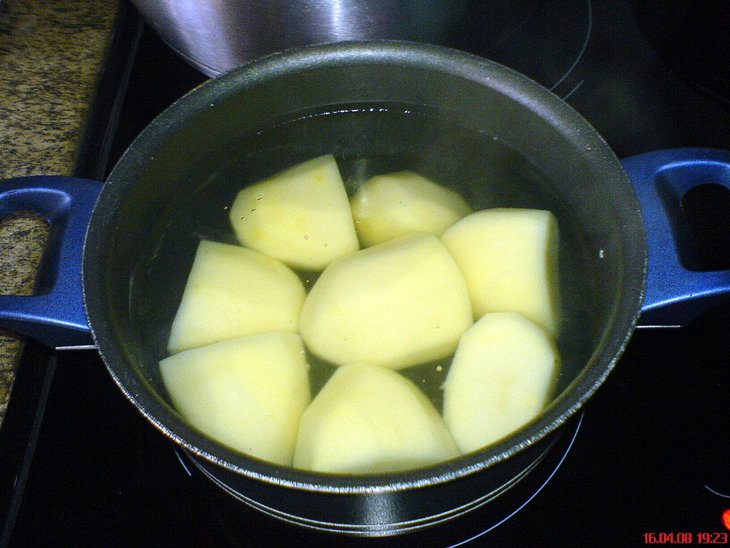 Сосиски, запечённые в картофельном пюре: шаг 1