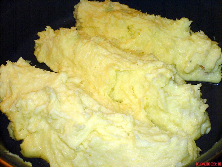 Сосиски, запечённые в картофельном пюре: шаг 3