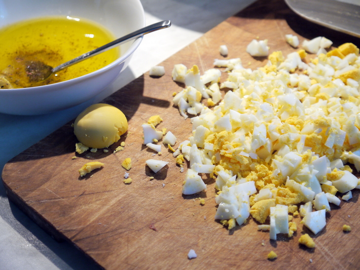 Баварский салат с редиской, редькой и яично-горчичной запрaвкой: шаг 3