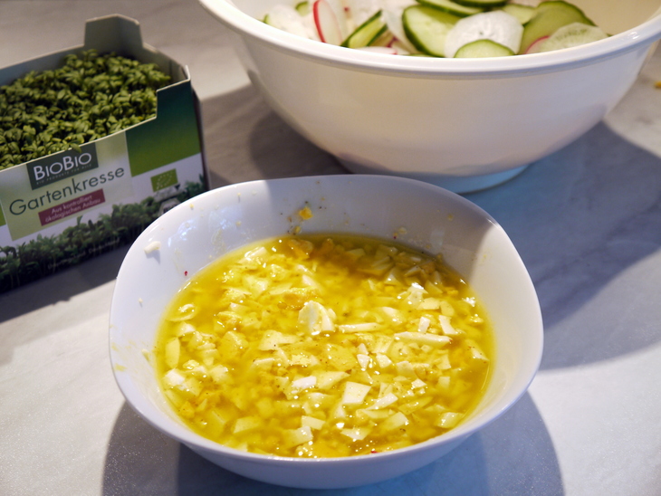 Баварский салат с редиской, редькой и яично-горчичной запрaвкой: шаг 4
