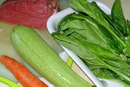 Паровые котлетки из телятины в шпинате с овощным гарниром и соусом из кориандра: шаг 1