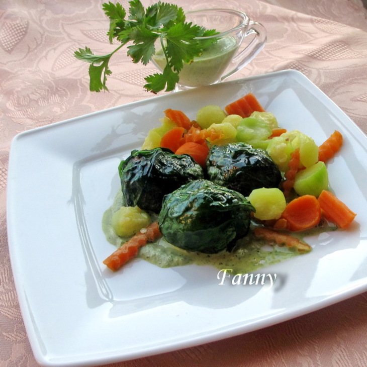 Паровые котлетки из телятины в шпинате с овощным гарниром и соусом из кориандра: шаг 8