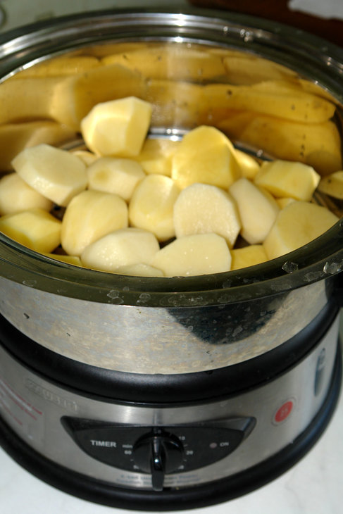 Семга под огуречным соусом и картофельные галушки - все на пару: шаг 1