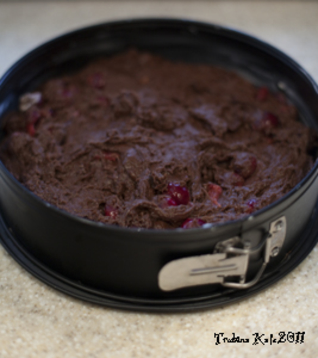 Шоколадный пирог с вишней: шаг 6