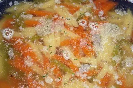 Цветные перья с пикантной курочкой и сливочным соусом.: шаг 8