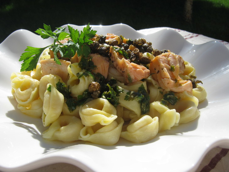 Паста  с сёмгой,каперсами под коричневым маслом (tortellini with salmon,capers and brown butter).: шаг 3