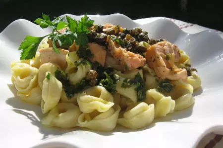 Паста  с сёмгой,каперсами под коричневым маслом (tortellini with salmon,capers and brown butter).: шаг 3