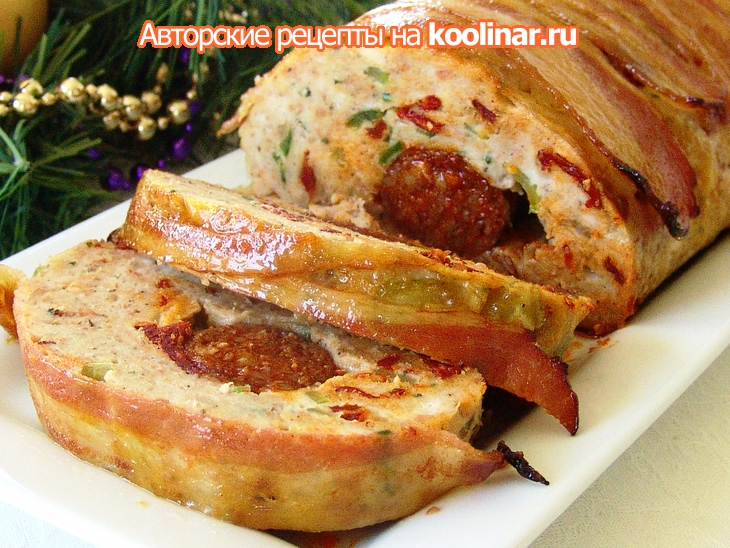 Курино-фасолевый рулет с овощами, колбасками и беконом: шаг 7