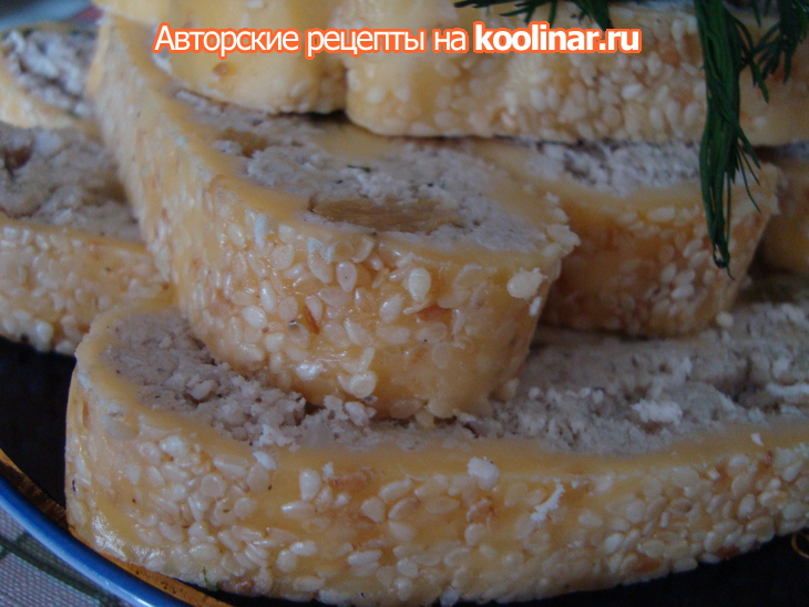 Сырный рулет с курицей и изюмом в кунжуте: шаг 8