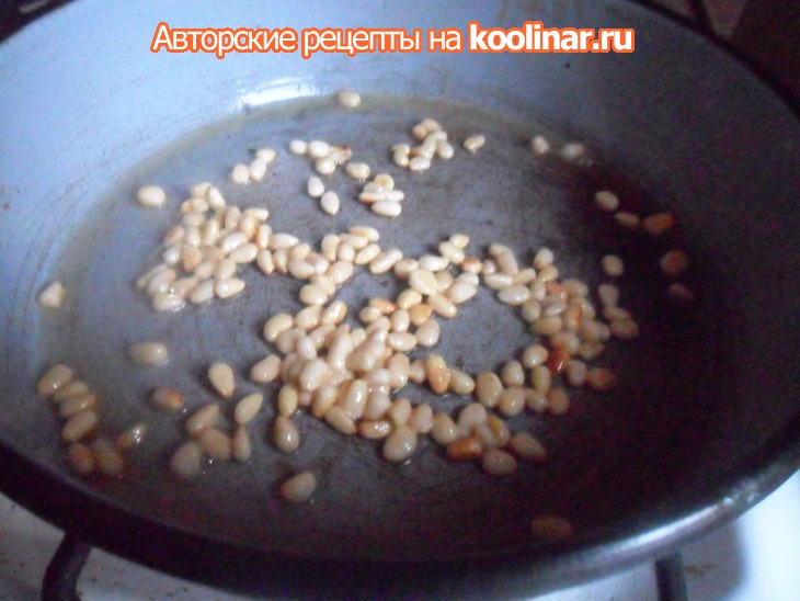 Паста с яичным соусом и кедровыми орешками: шаг 3