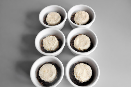 Кофейно-кардамоновые десерты с нежнейшим ванильным наполнителем, меренгами и соусом сабайон.: шаг 11
