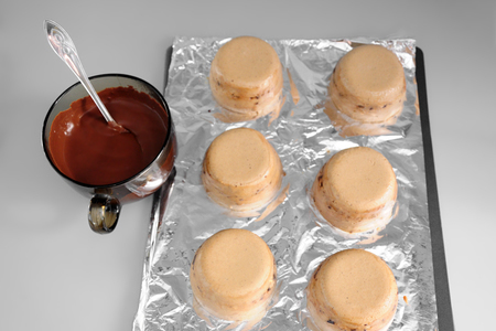 Кофейно-кардамоновые десерты с нежнейшим ванильным наполнителем, меренгами и соусом сабайон.: шаг 16