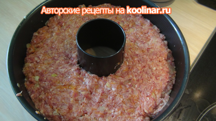 Мясное кольцо, фаршированное перепелиными я йцами с украшениями из слоёного теста: шаг 7