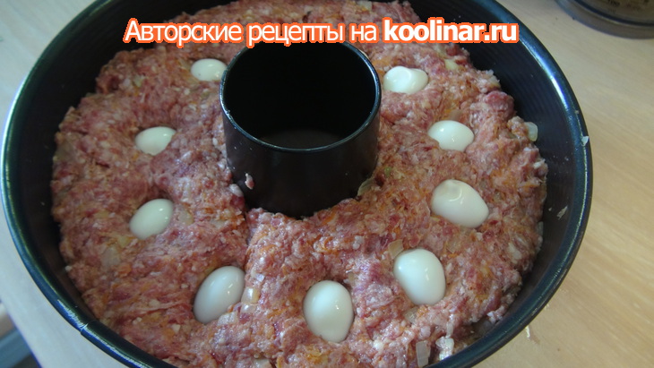 Мясное кольцо, фаршированное перепелиными я йцами с украшениями из слоёного теста: шаг 8