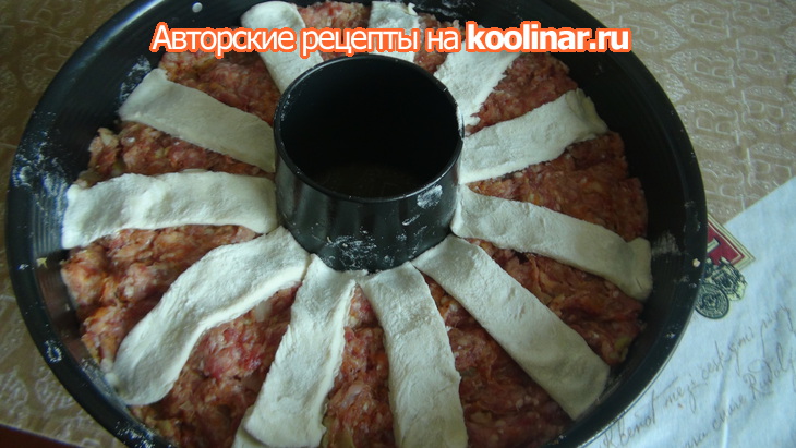 Мясное кольцо, фаршированное перепелиными я йцами с украшениями из слоёного теста: шаг 11