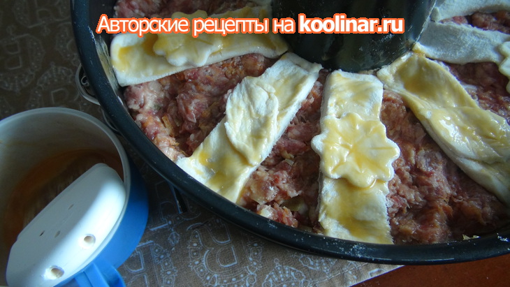 Мясное кольцо, фаршированное перепелиными я йцами с украшениями из слоёного теста: шаг 13