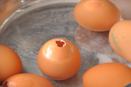 Шоколадные кексы «пасхальные яйца»,  испеченные в яичной скорлупе.: шаг 1