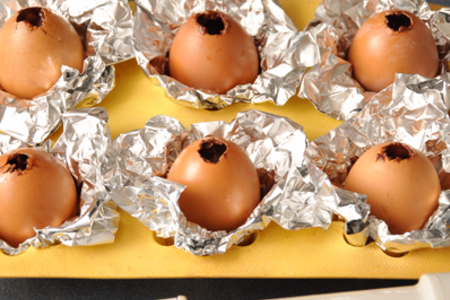 Шоколадные кексы «пасхальные яйца»,  испеченные в яичной скорлупе.: шаг 7