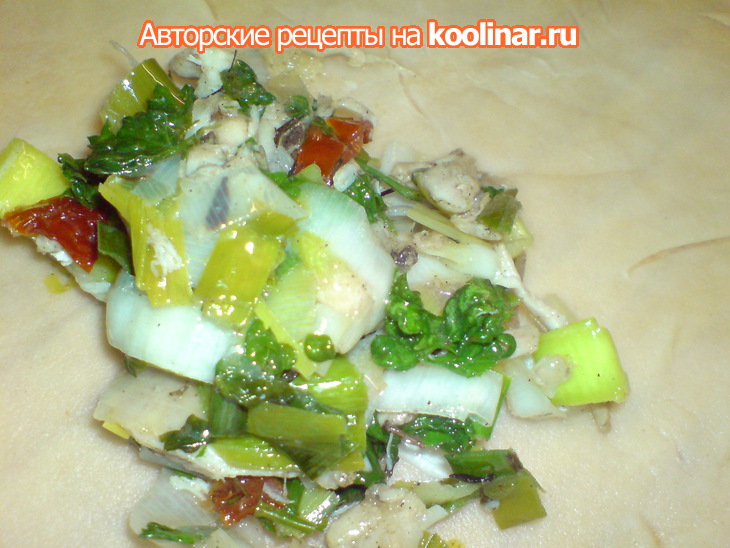 Пирожки слоистые с куриным мясом,пореем и вялеными томатами: шаг 6