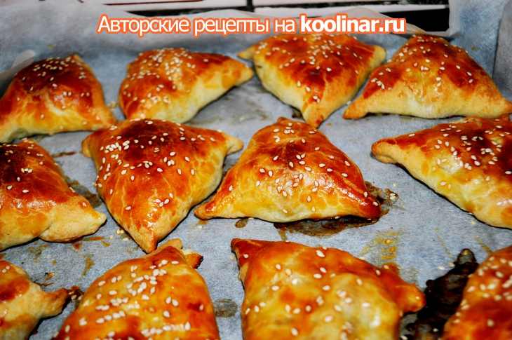 Домашняя самса с курицей и картошкой из готового слоеного теста.