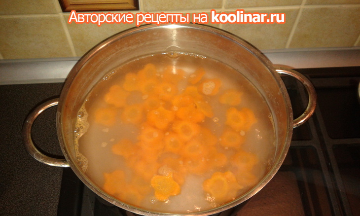 Колбаски в луке-порее с соусом из овощей и картофелем фри: шаг 3