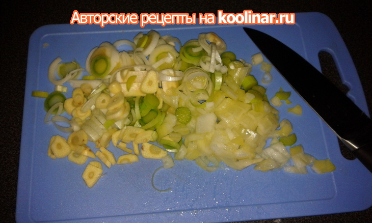 Колбаски в луке-порее с соусом из овощей и картофелем фри: шаг 7