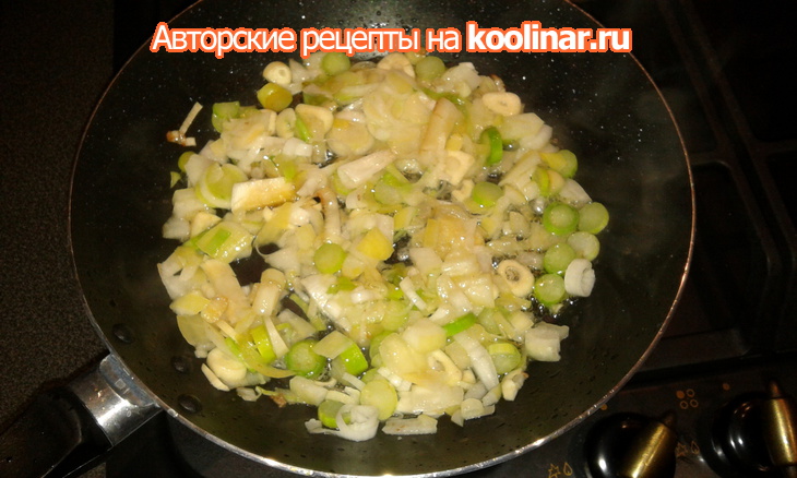 Колбаски в луке-порее с соусом из овощей и картофелем фри: шаг 8