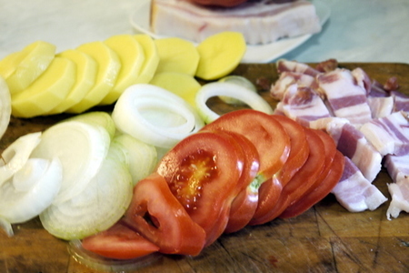 Картофельная зебра (картофель, запеченный с беконом, помидорами и луком): шаг 2