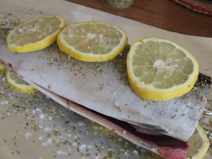 Норвежская скумбрия с лимоном и  орегано, запеченная в фольге: шаг 4