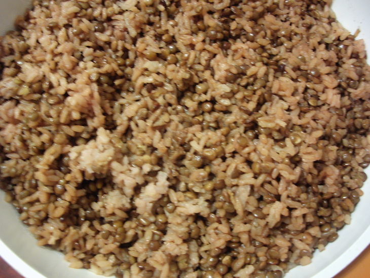 Тефтели из горбуши в фасолевом соусе с гарниром из риса и чечевицы.: шаг 1