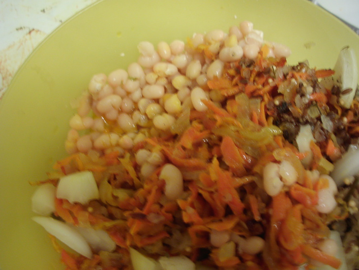 Тефтели из горбуши в фасолевом соусе с гарниром из риса и чечевицы.: шаг 2