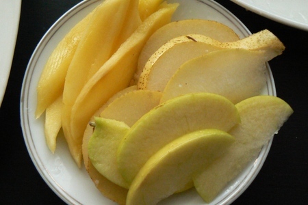 Спринг-роллы "питайся правильно" с морепродуктами и фруктами (груша, яблоко, манго).: шаг 4