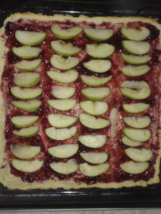 Яблочный пирог с брусничным конфитюром: шаг 4