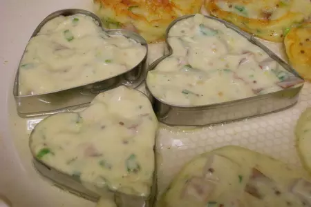 Оладьи с копченым мясом и зеленым луком: шаг 2