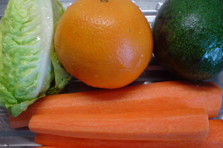 Тёплый салат из моркови, лосося и авокадо: шаг 1