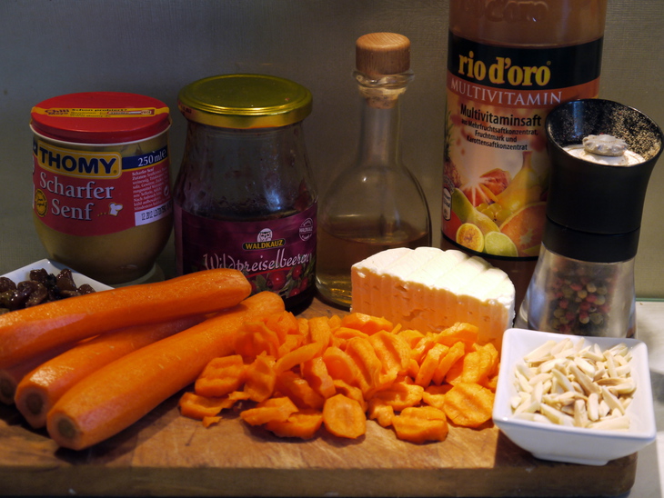 Пикантный морковный салат с брынзой и фруктовой заправкой: шаг 1