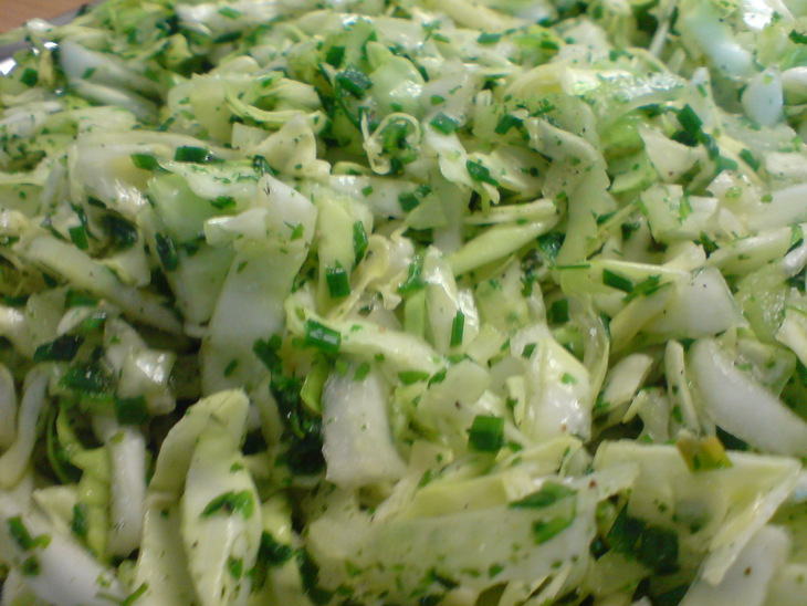 Салат  из весенней капусты с креветками// фм "легкий салат - минус пару сантиметров к лету": шаг 4