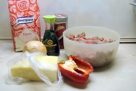 Шашлычки из котлеток в беконе с брокколи на гарнир. мясные рулетики с сыром и перцем.: шаг 1