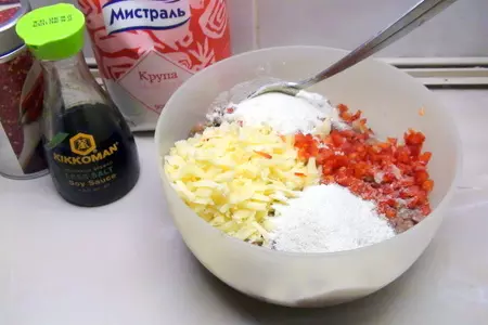 Шашлычки из котлеток в беконе с брокколи на гарнир. мясные рулетики с сыром и перцем.: шаг 2