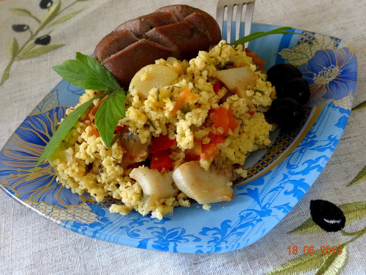 Пшено, заправленное овощами, беконом и оливками с домашними сардельками: шаг 7