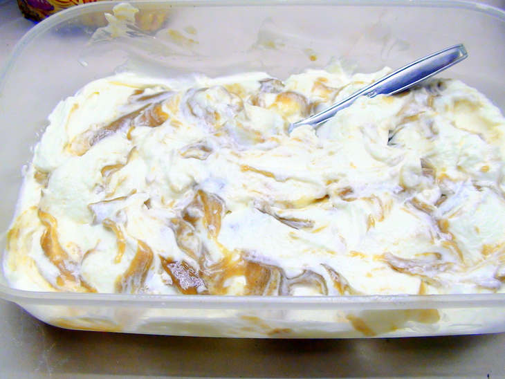 Сливочное мороженое с карамельным соусом.: шаг 6