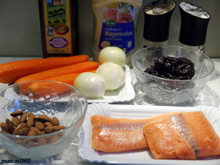 Салат с рыбой, черносливом и миндалем «фьюжн»: шаг 1