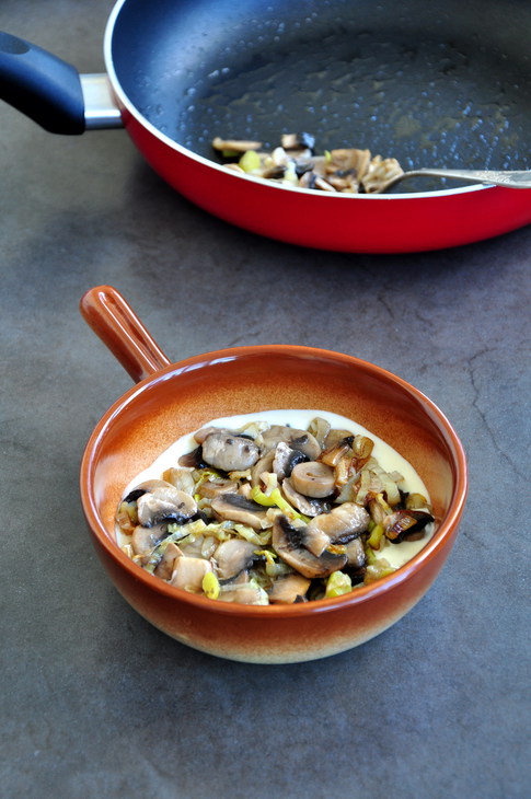 Порционный пирог из семги, грибов и риса в сковороде: шаг 9
