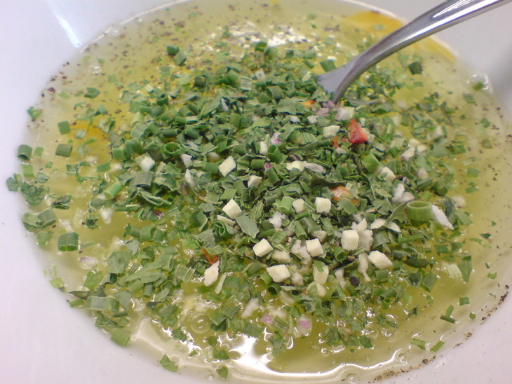 Салат из молодой капусты,зелени и яиц: шаг 1