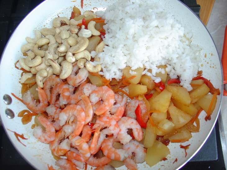 Салат по - тайски с креветками, рисом, овощами и ананасом.: шаг 5
