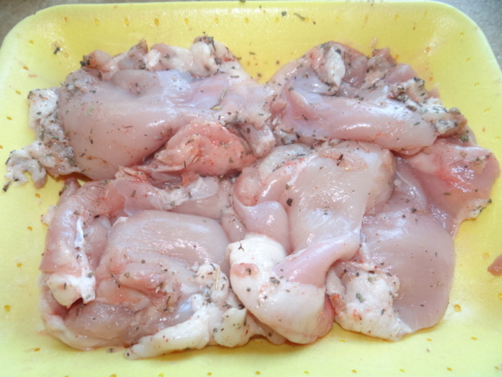 Ароматные куриные бедра в панировке: шаг 1