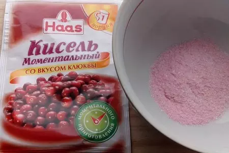 Десерт из клюквенного киселя,печенья и сливок: шаг 1